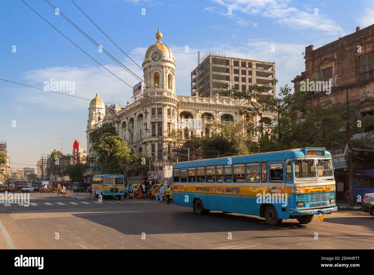 Strada cittadina con autobus di trasporto pubblico e vista di famoso Edificio del patrimonio metropolitano presso l'Esplanade Kolkata Foto Stock