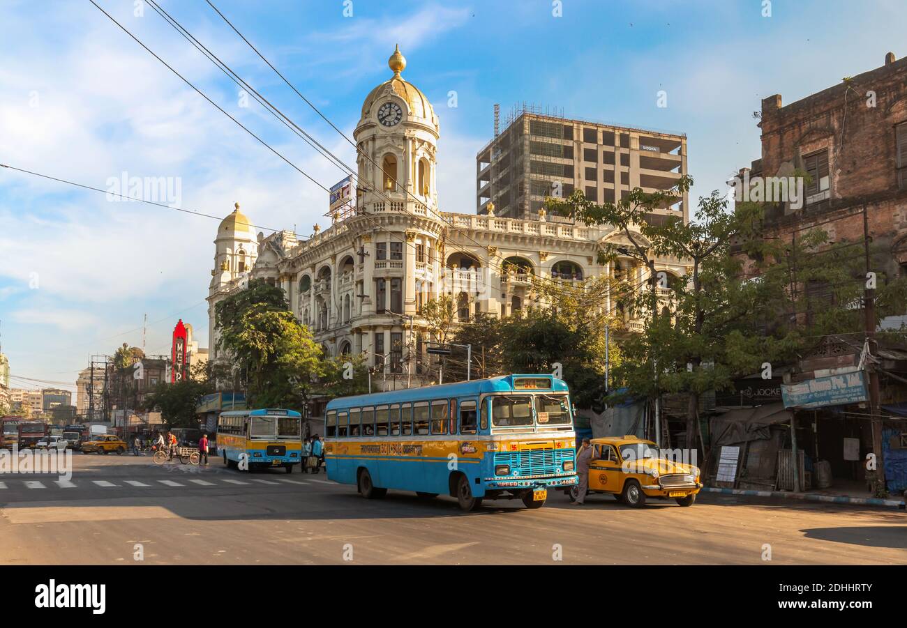 Strada cittadina con autobus di trasporto pubblico e vista di famoso Edificio del patrimonio metropolitano presso l'Esplanade Kolkata Foto Stock