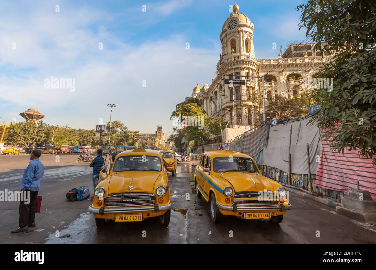 Stand taxi con vista della strada cittadina vicino al patrimonio coloniale edificio metropolitano presso l'area Esplanade di Kolkata, India. Foto Stock