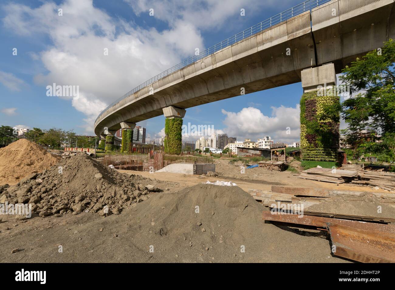In costruzione città su ponte con materiali da costruzione a Kolkata New Town area, India Foto Stock