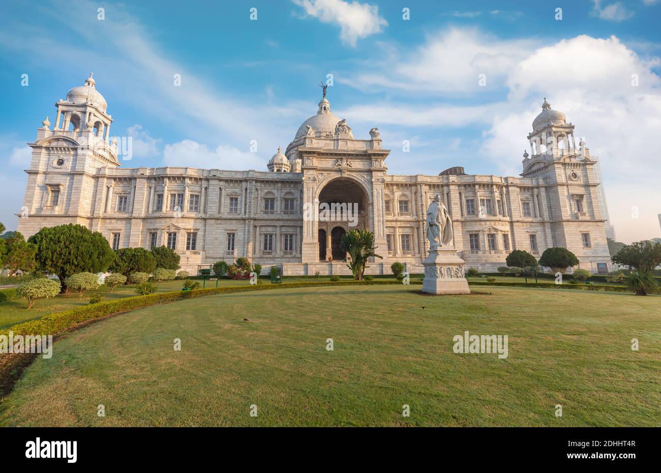 Monumento e museo Victoria Memorial a Kolkata con la statua di Signore Curzon Foto Stock