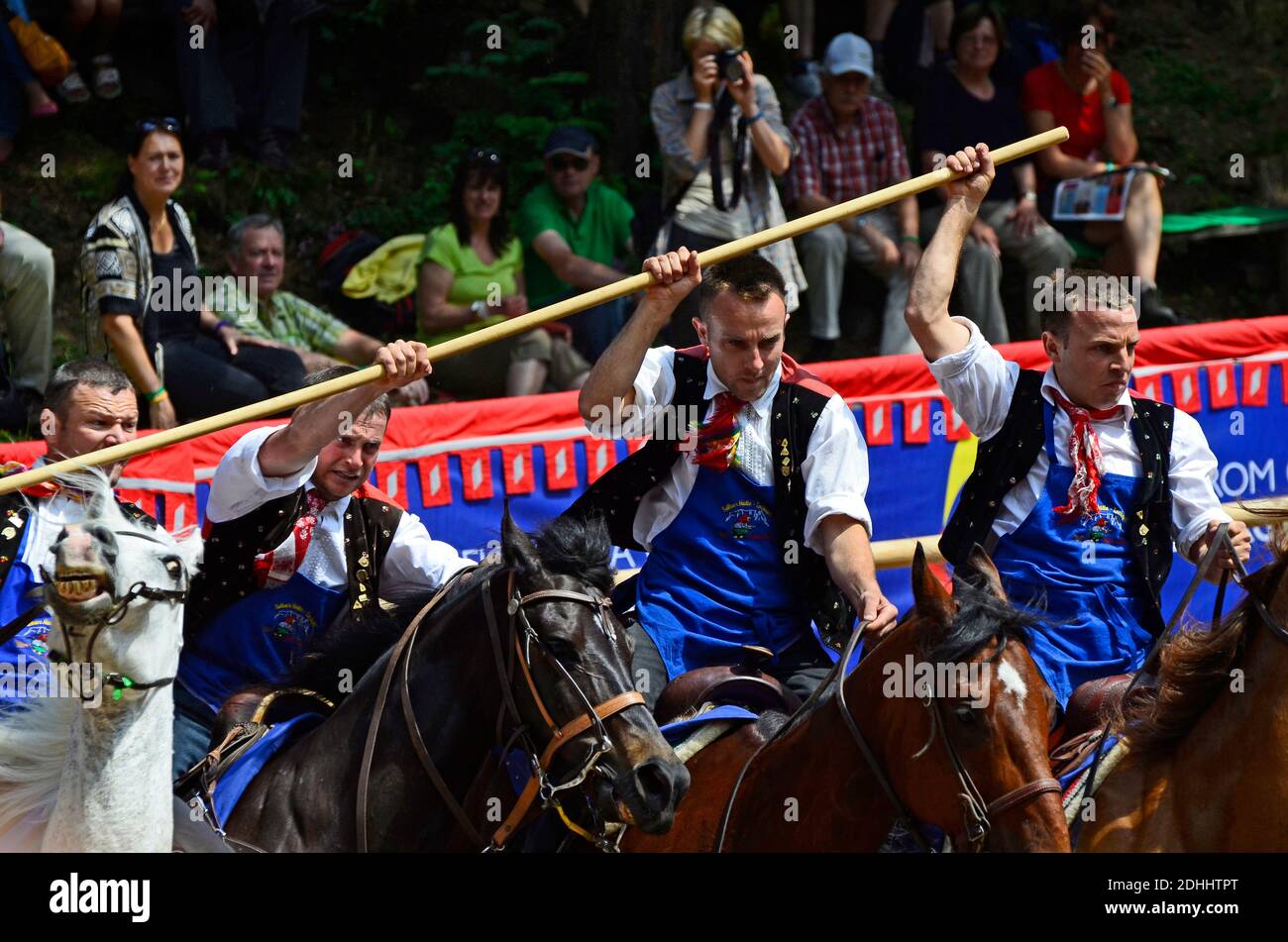 Seis, Italia - 16 giugno 2013: Attori e spettatori non identificati da un evento di equitazione chiamato 'Oswald von Wolkenstein Ritt', questo cavallo tradizionale Foto Stock