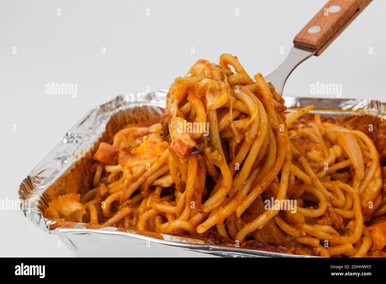 Spaghetti di pomodoro su sfondo bianco Foto Stock
