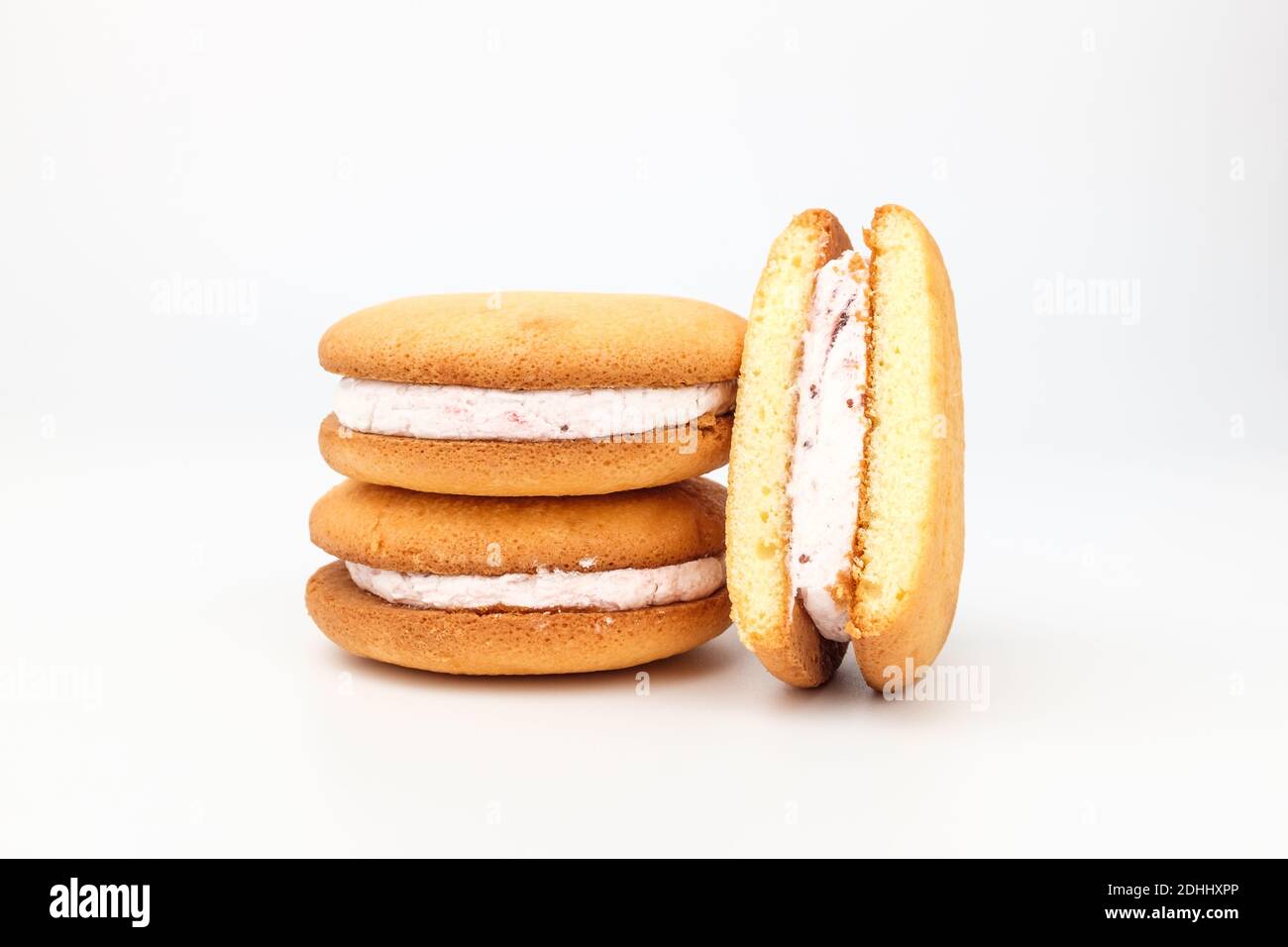 Torta alla fragola su sfondo bianco Foto Stock