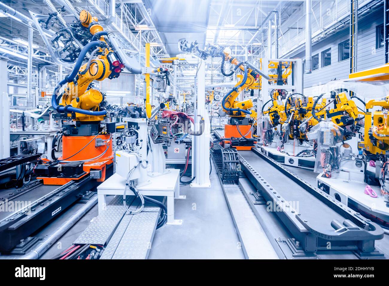 Robot in una fabbrica di automobili Foto Stock