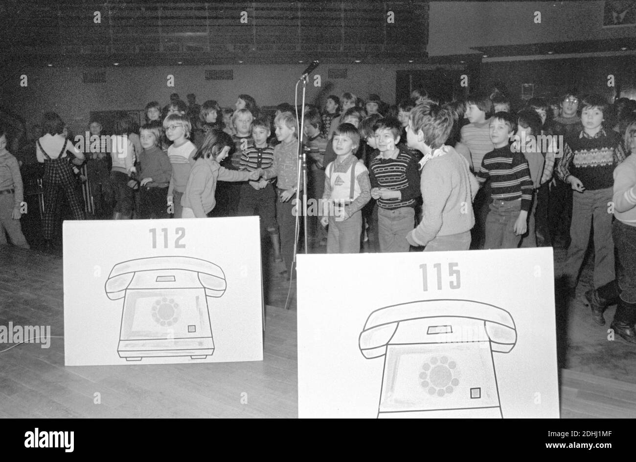 30 novembre 1983, Sassonia, Eilenburg: A metà degli anni '80, una discoteca sul traffico a Eilenburg ha familiarizzato gli scolari e gli asili con le norme della strada e le norme di sicurezza, ad esempio per le biciclette. Data esatta della registrazione non nota. Foto: Volkmar Heinz/dpa-Zentralbild/ZB Foto Stock
