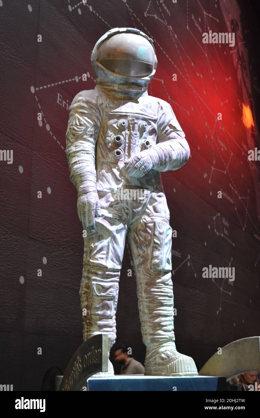 La Sala della Terra con la sua statua dell'astronauta, nelle Gallerie della Terra, nella Red zone, al Museo di Storia Naturale, Londra, Inghilterra, Regno Unito Foto Stock