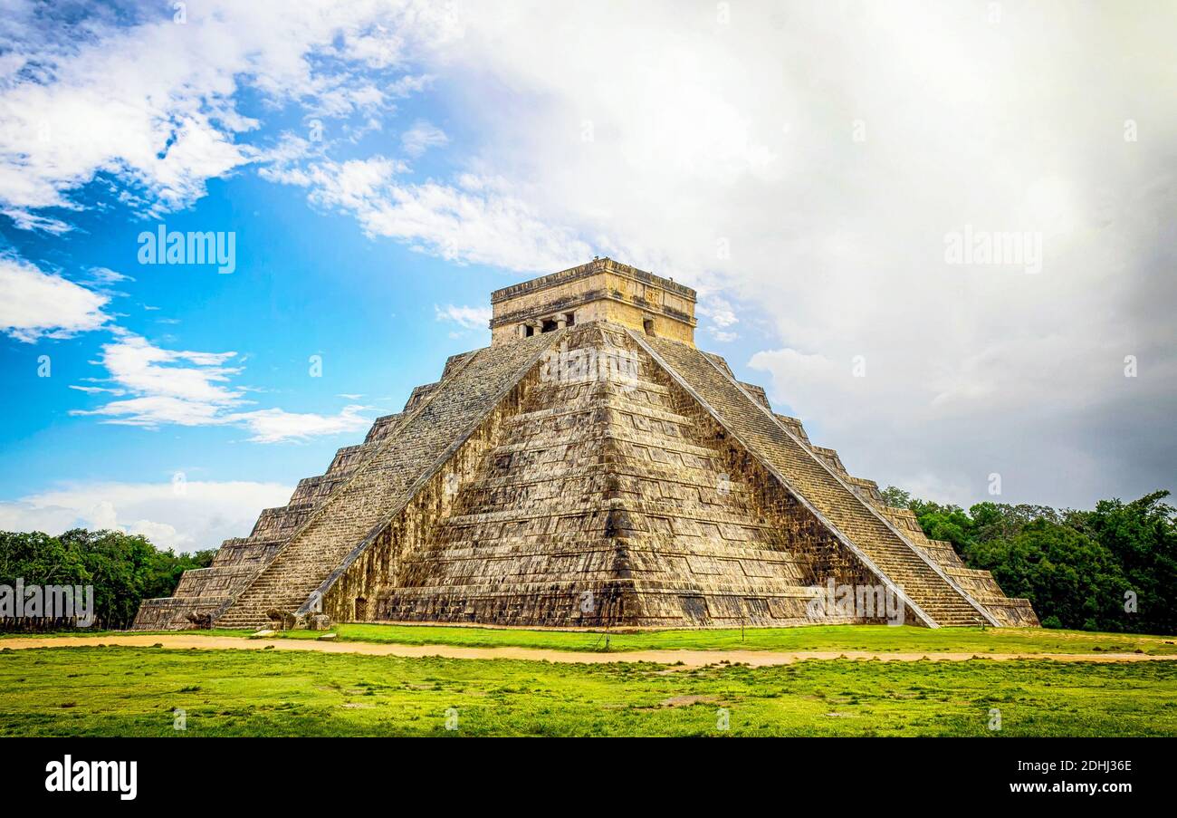 La piramide Maya a Chichen Itza Messico. Cielo drammatico con luce apocalittica. Immagine senza persone. Foto Stock