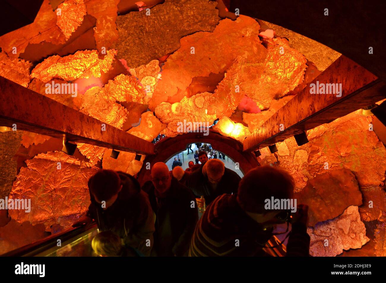 Persone all'interno del nucleo della terra, nella Earth Hall, Earth Galleries, Red zone, Natural History Museum, Londra, Inghilterra, Regno Unito Foto Stock