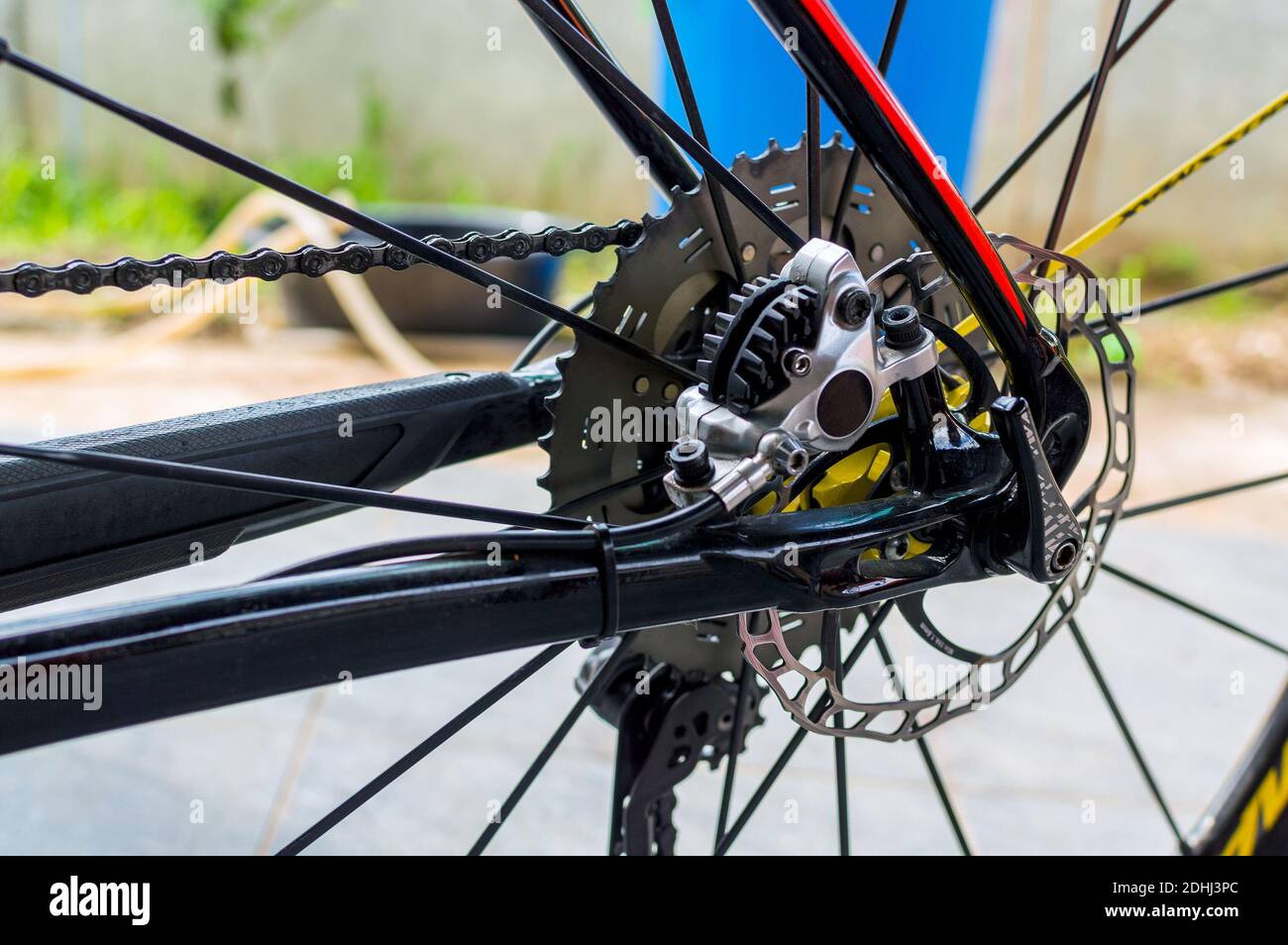 Freno a disco posteriore idraulico per bicicletta. Ingranaggi per biciclette, freno a disco e deragliatore posteriore, parti per biciclette, catena, ruota, telaio. Foto Stock