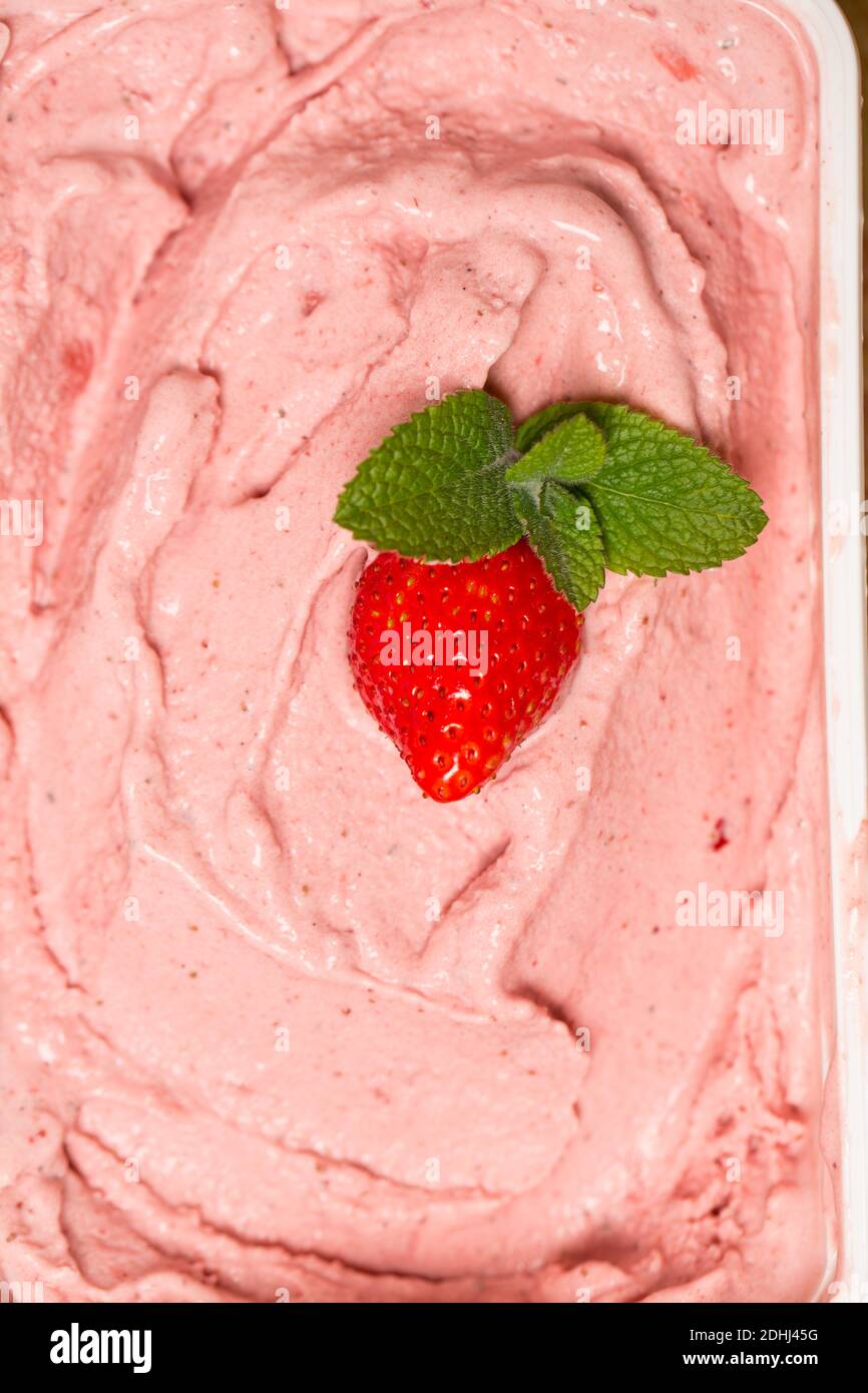 gelato alla fragola fresco nella scatola Foto Stock