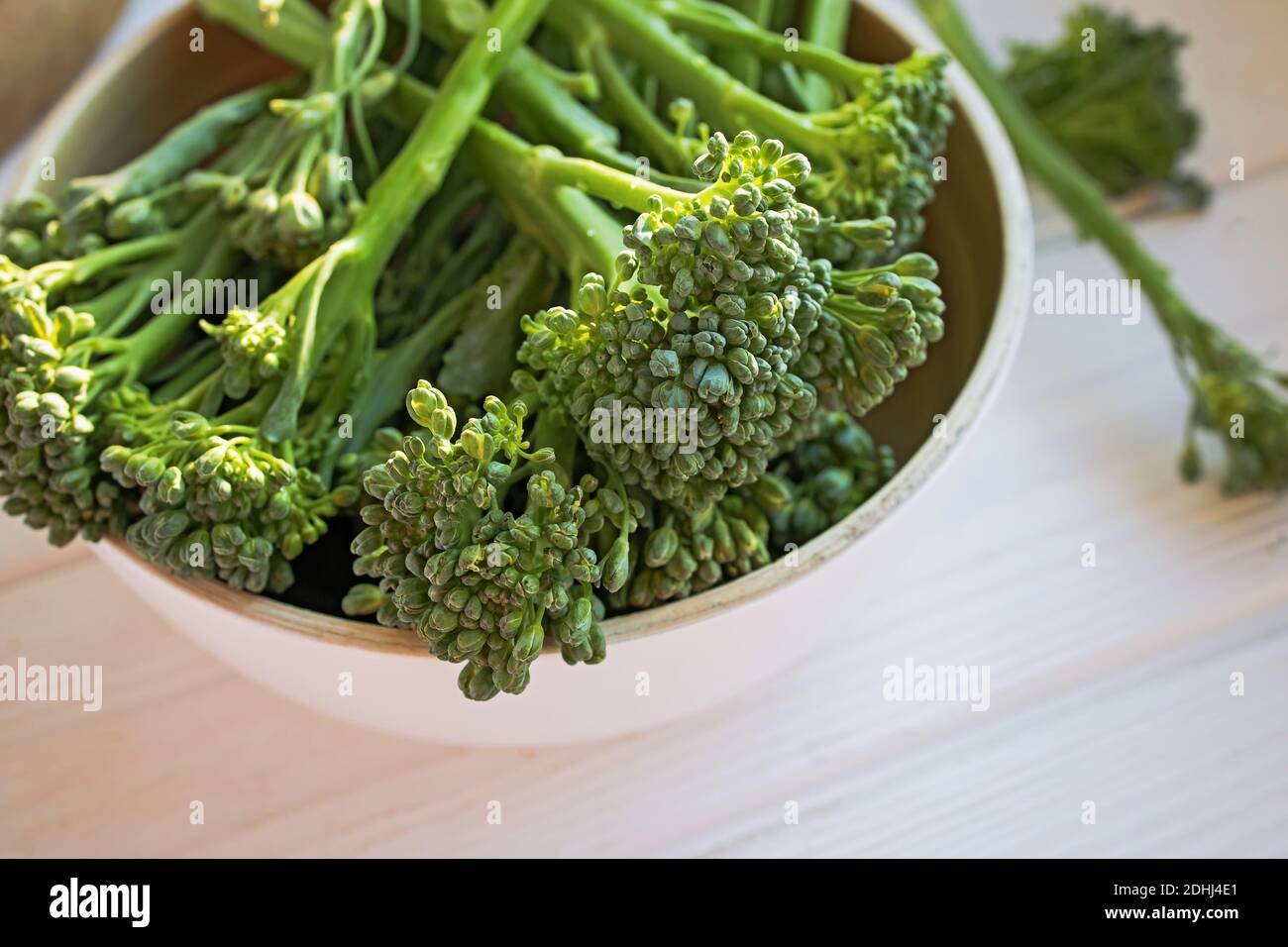 Verdure crude verdi broccolini. Cibo biologico sano, primo piano Foto Stock