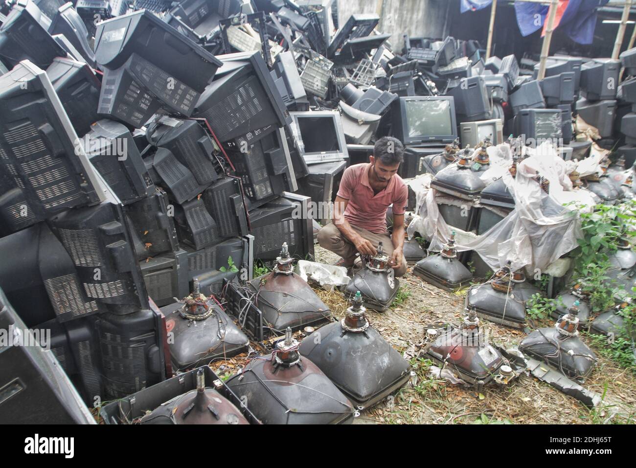 L'uso di apparecchiature elettriche ed elettroniche in Bangladesh è aumentato e sta crescendo molto rapidamente. Ma la nostra conoscenza e consapevolezza circa il fatto Th Foto Stock