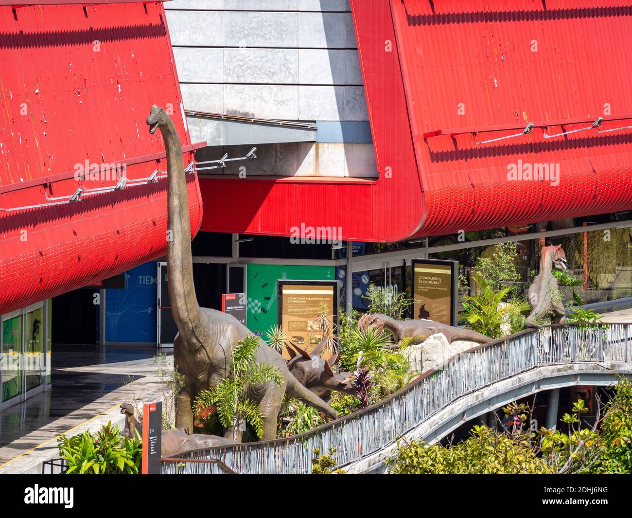 MEDELLIN, COLOMBIA - 03 dicembre 2020: Medellin, Antioquia, Colombia - 2 dicembre 2020: Esplora il parco con un dinosauro del Brontosauro all'ingresso Foto Stock
