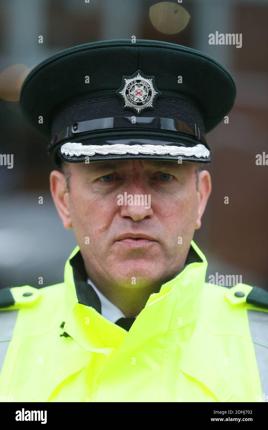 Alan Todd, assistente capo di PSNI a Belfast, parla ai media di Operation Seasons saluti come le aziende di tutta l'Irlanda del Nord stanno riaprendo le loro porte a seguito di un blocco di due settimane di interruzione di circuito, finalizzato a arginare la diffusione del coronavirus. Foto Stock