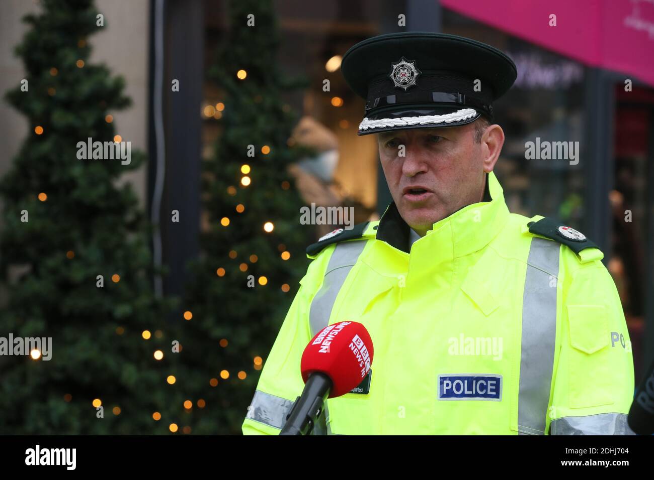 Alan Todd, assistente capo di PSNI a Belfast, parla ai media di Operation Seasons saluti come le aziende di tutta l'Irlanda del Nord stanno riaprendo le loro porte a seguito di un blocco di due settimane di interruzione di circuito, finalizzato a arginare la diffusione del coronavirus. Foto Stock
