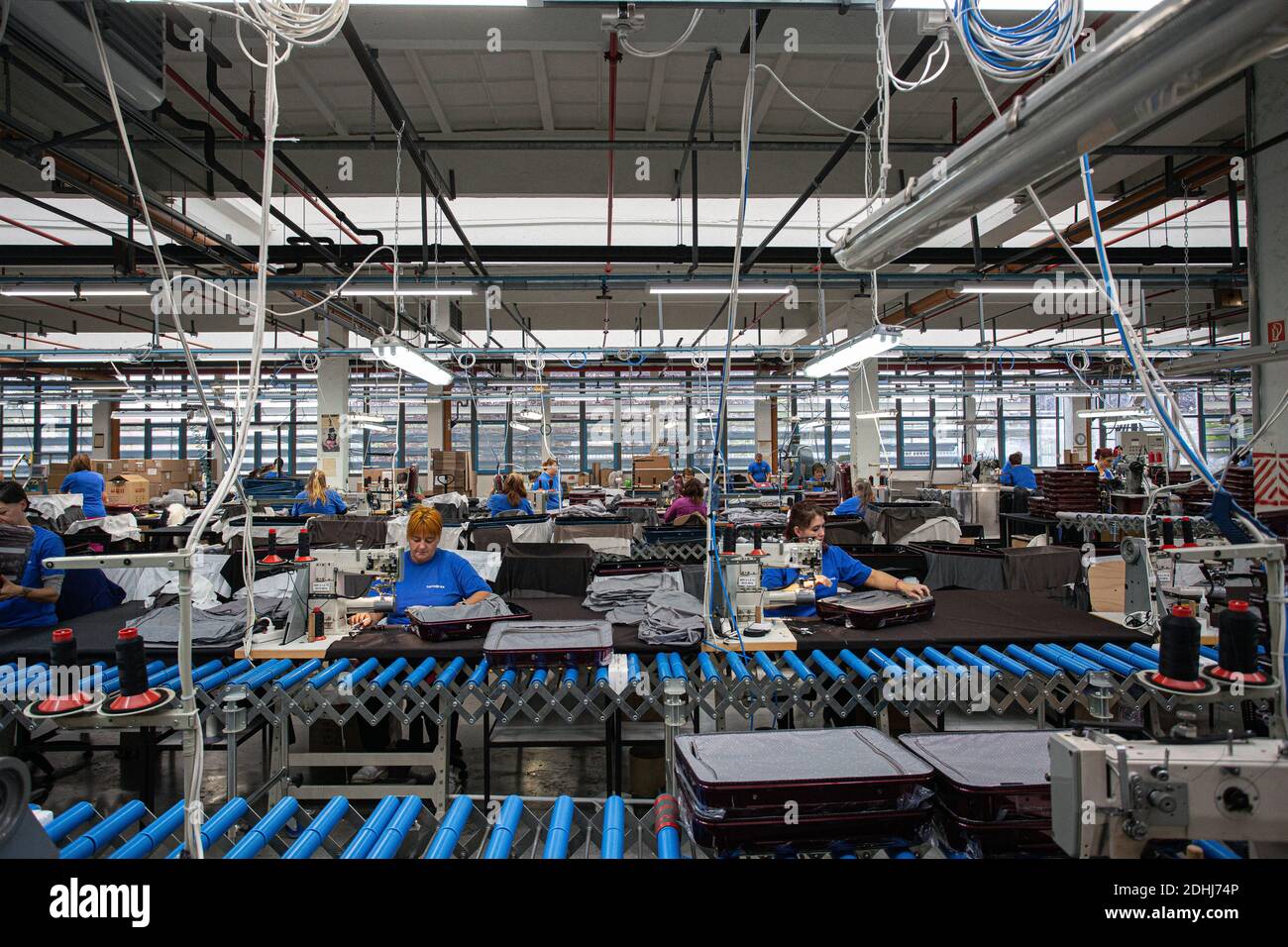 Sala di produzione a Samsonite nuovo stabilimento di assemblaggio a Szekszárd, vicino alla capitale ungherese, Budapest. Foto Stock