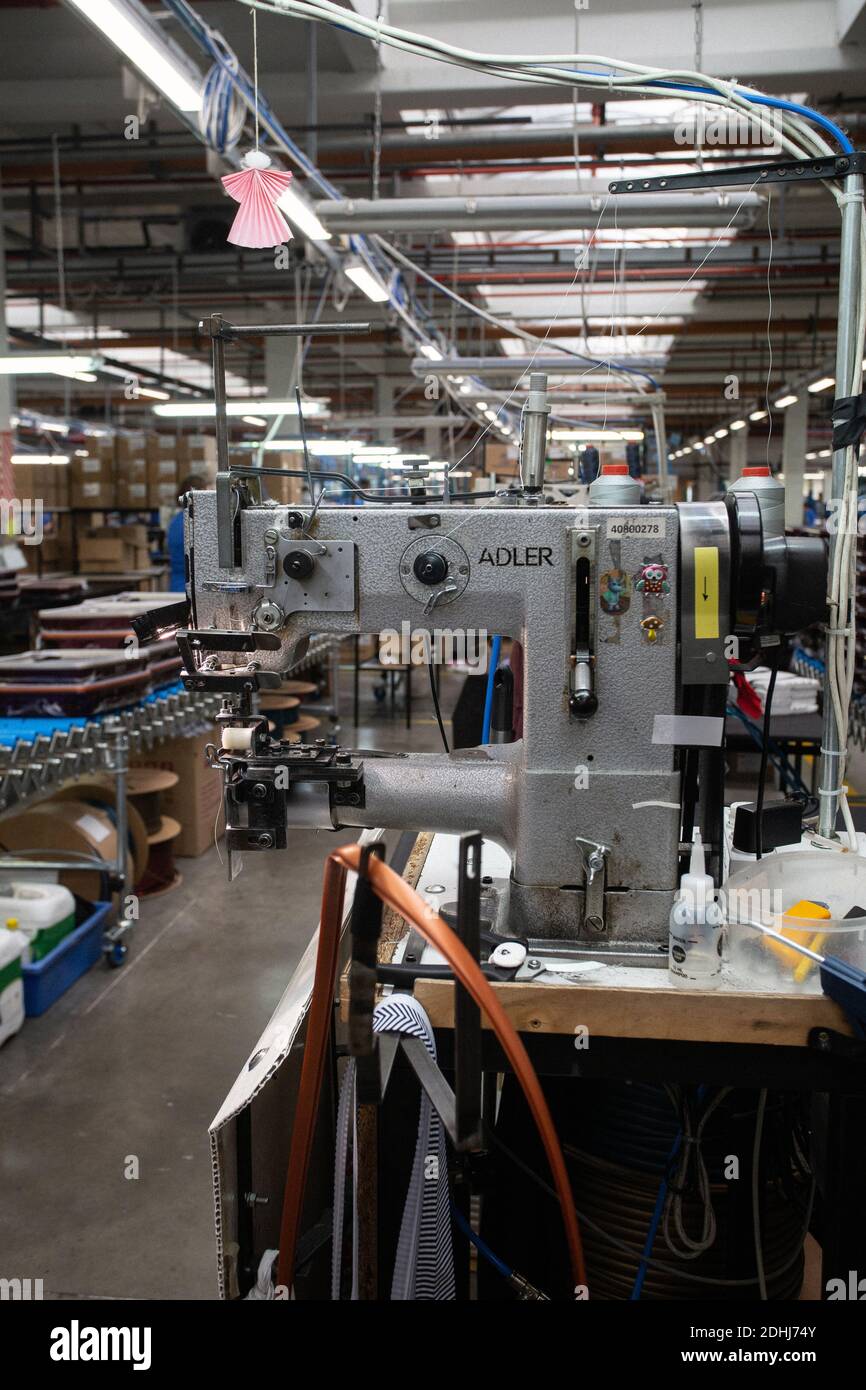 Macchina da cucire a Samsonite nuovo stabilimento di assemblaggio a Szekszárd, vicino alla capitale ungherese, Budapest. Foto Stock
