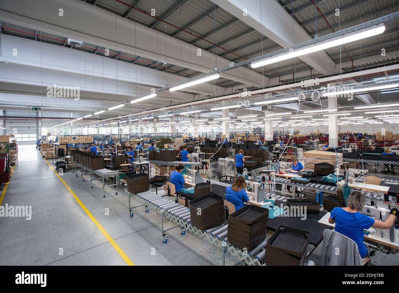 Sala di produzione a Samsonite nuovo stabilimento di assemblaggio a Szekszárd, vicino alla capitale ungherese, Budapest. Foto Stock