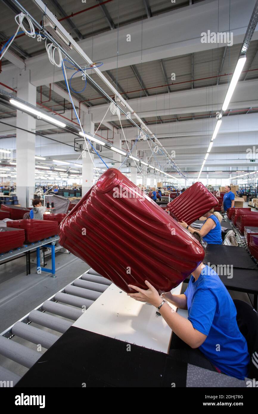 Lavoratrici a Samsonite nuovo stabilimento di assemblaggio a Szekszárd, vicino alla capitale ungherese, Budapest. Foto Stock
