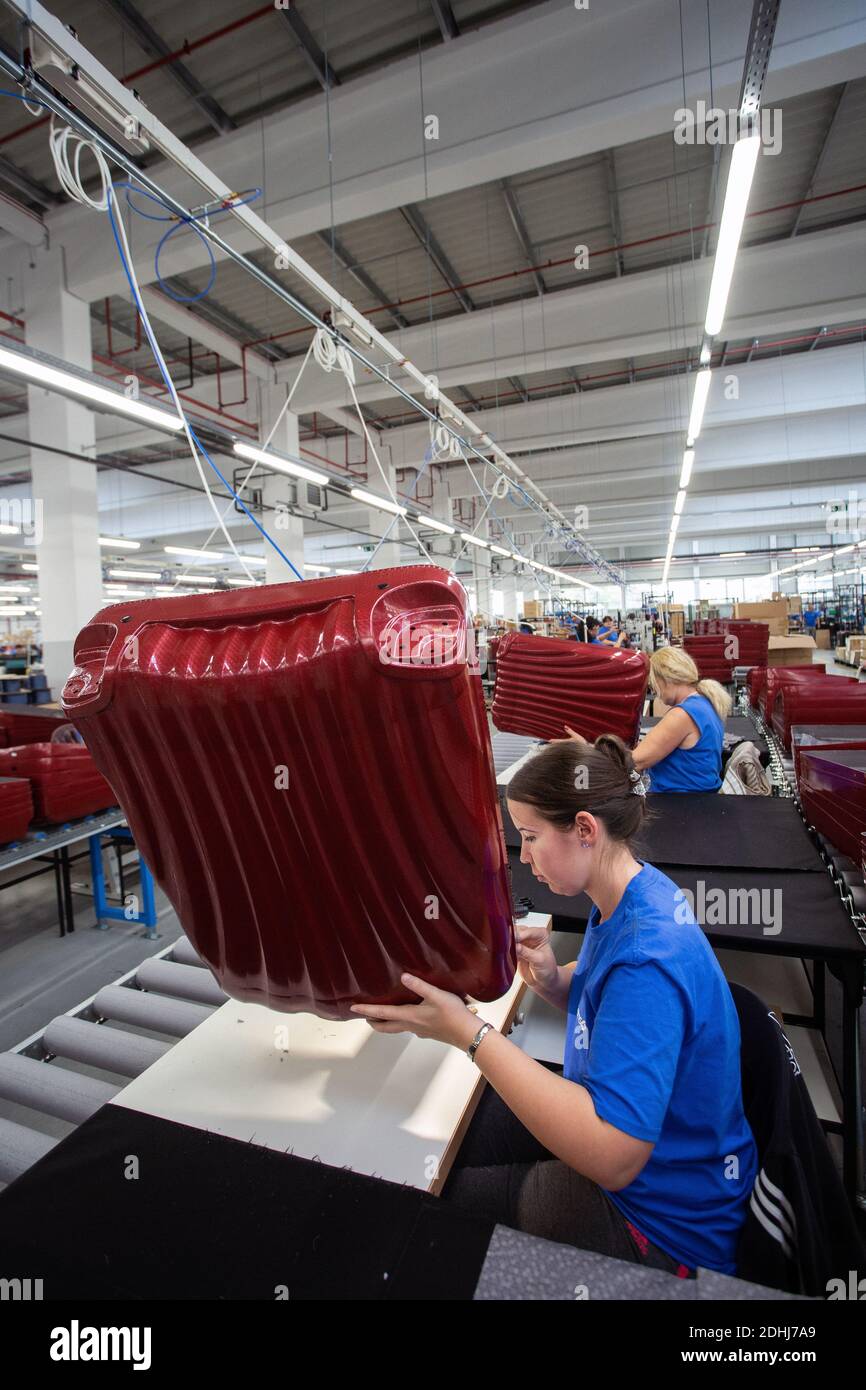 Lavoratrici a Samsonite nuovo stabilimento di assemblaggio a Szekszárd, vicino alla capitale ungherese, Budapest. Foto Stock
