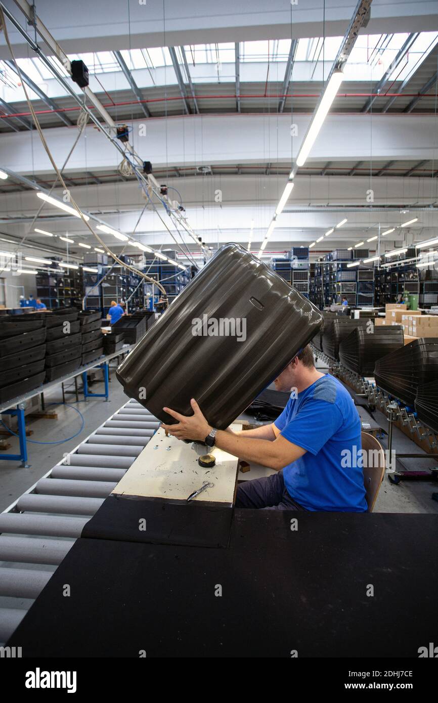 Lavoratore maschile a Samsonite nuovo stabilimento di assemblaggio a Szekszárd, vicino alla capitale ungherese, Budapest. Foto Stock