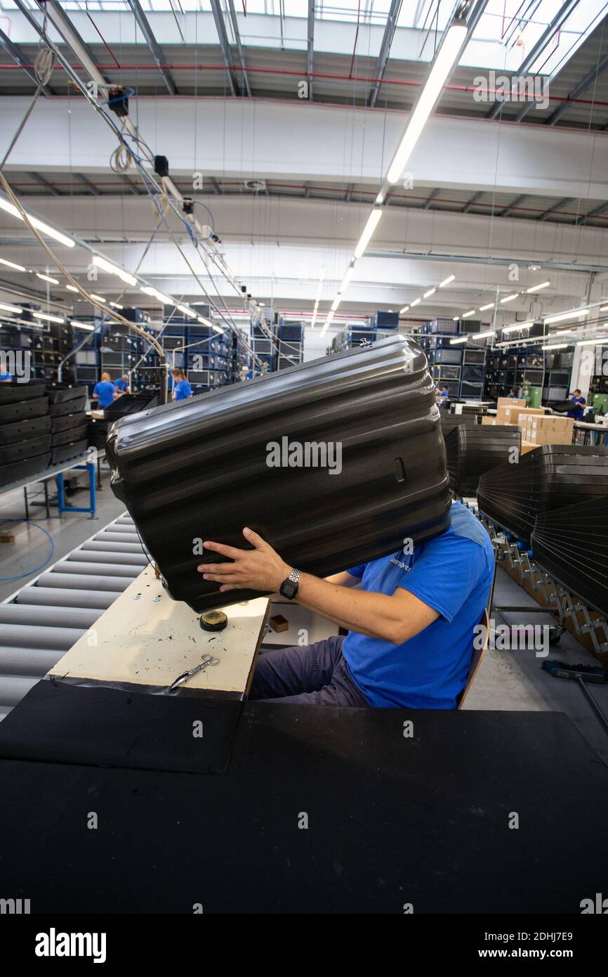 Lavoratore maschile a Samsonite nuovo stabilimento di assemblaggio a Szekszárd, vicino alla capitale ungherese, Budapest. Foto Stock