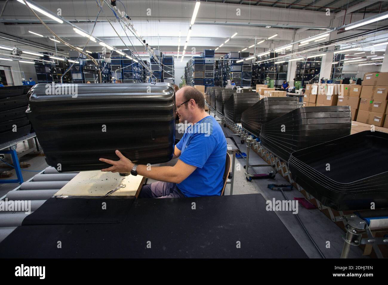 Lavoratore maschile a Samsonite nuovo stabilimento di assemblaggio a Szekszárd, vicino alla capitale ungherese, Budapest. Foto Stock