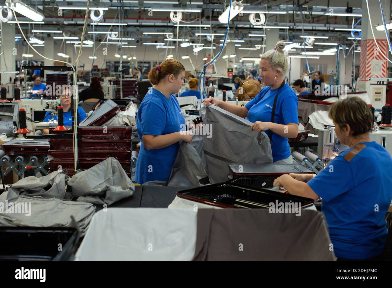 Lavoratrici a Samsonite nuovo stabilimento di assemblaggio a Szekszárd, vicino alla capitale ungherese, Budapest. Foto Stock