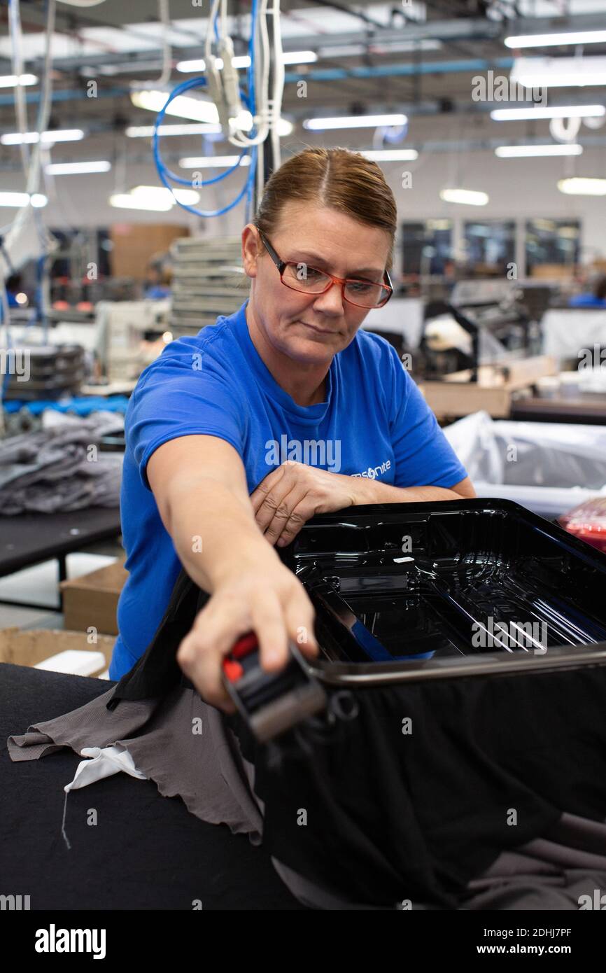 Lavoratrice femminile a Samsonite nuovo stabilimento di assemblaggio a Szekszárd, vicino alla capitale ungherese, Budapest. Foto Stock
