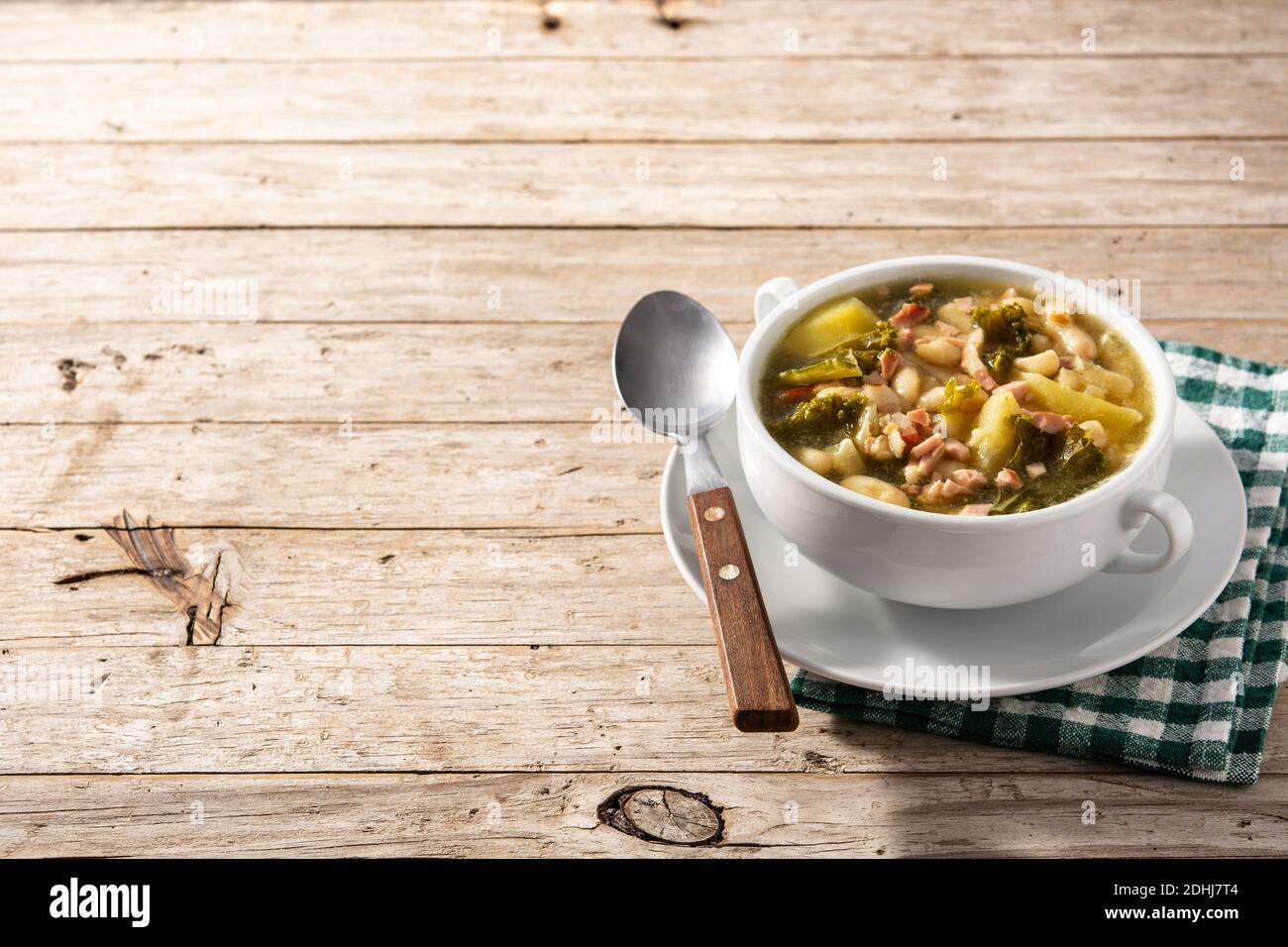 Zuppa toscana cremosa in ciotola su tavolo di legno Foto Stock