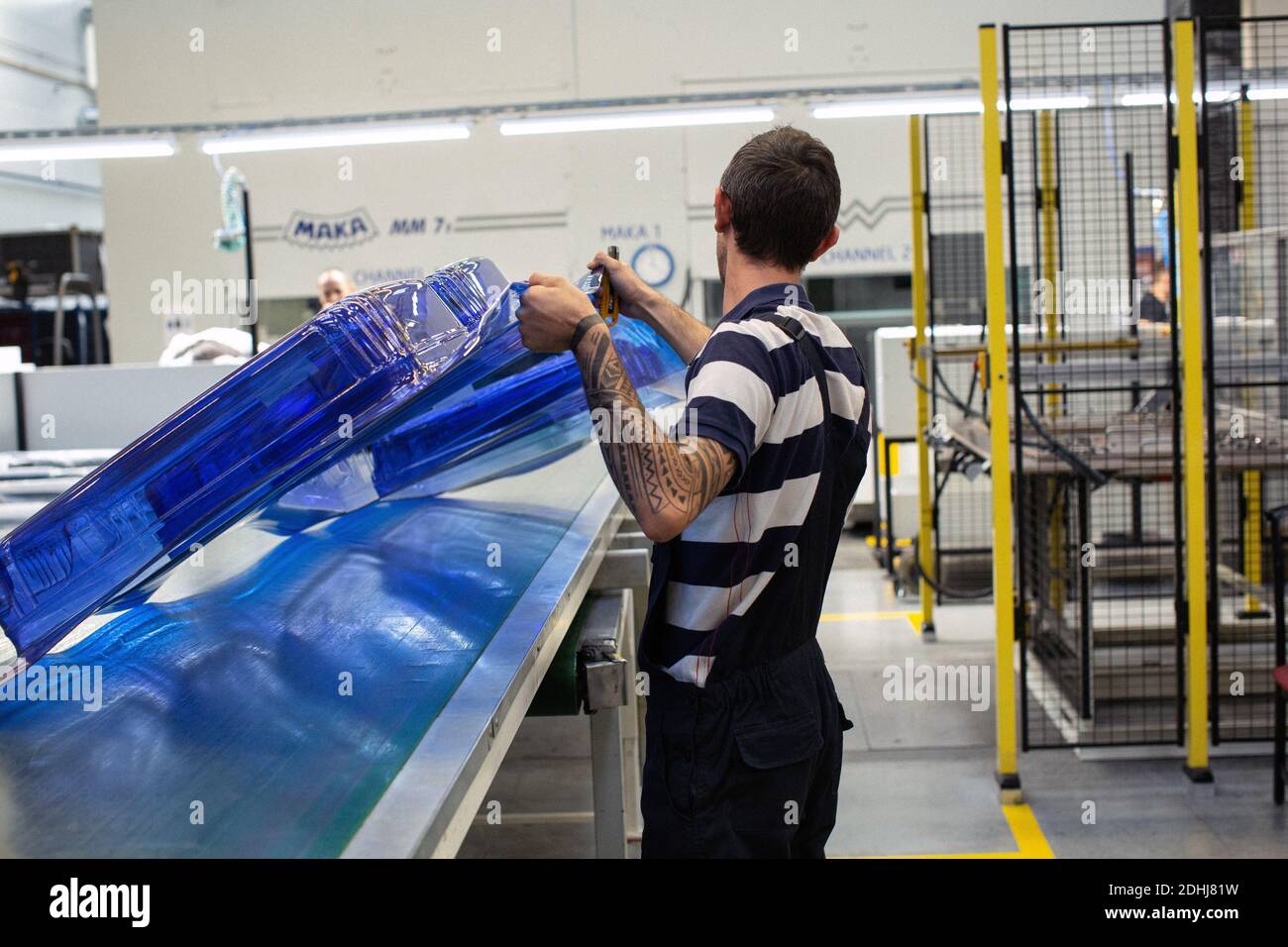 Lavoratore maschile a Samsonite nuovo stabilimento di assemblaggio a Szekszárd, vicino alla capitale ungherese, Budapest. Foto Stock