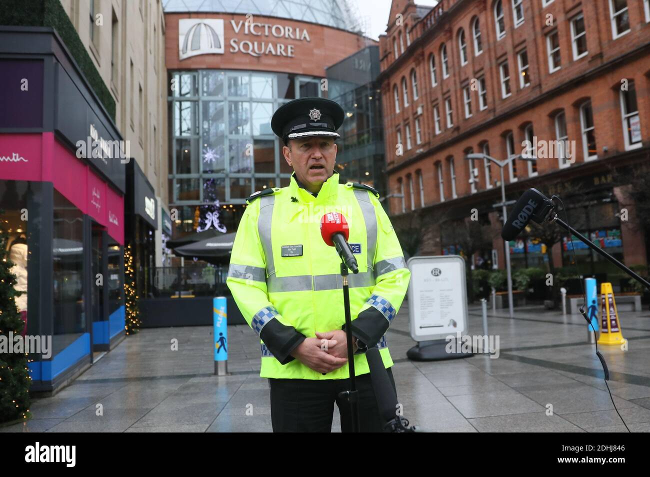 Alan Todd, assistente capo di PSNI a Belfast, parla ai media di Operation Seasons saluti come le aziende di tutta l'Irlanda del Nord stanno riaprendo le loro porte a seguito di un blocco di due settimane di interruzione di circuito, finalizzato a arginare la diffusione del coronavirus. Foto Stock