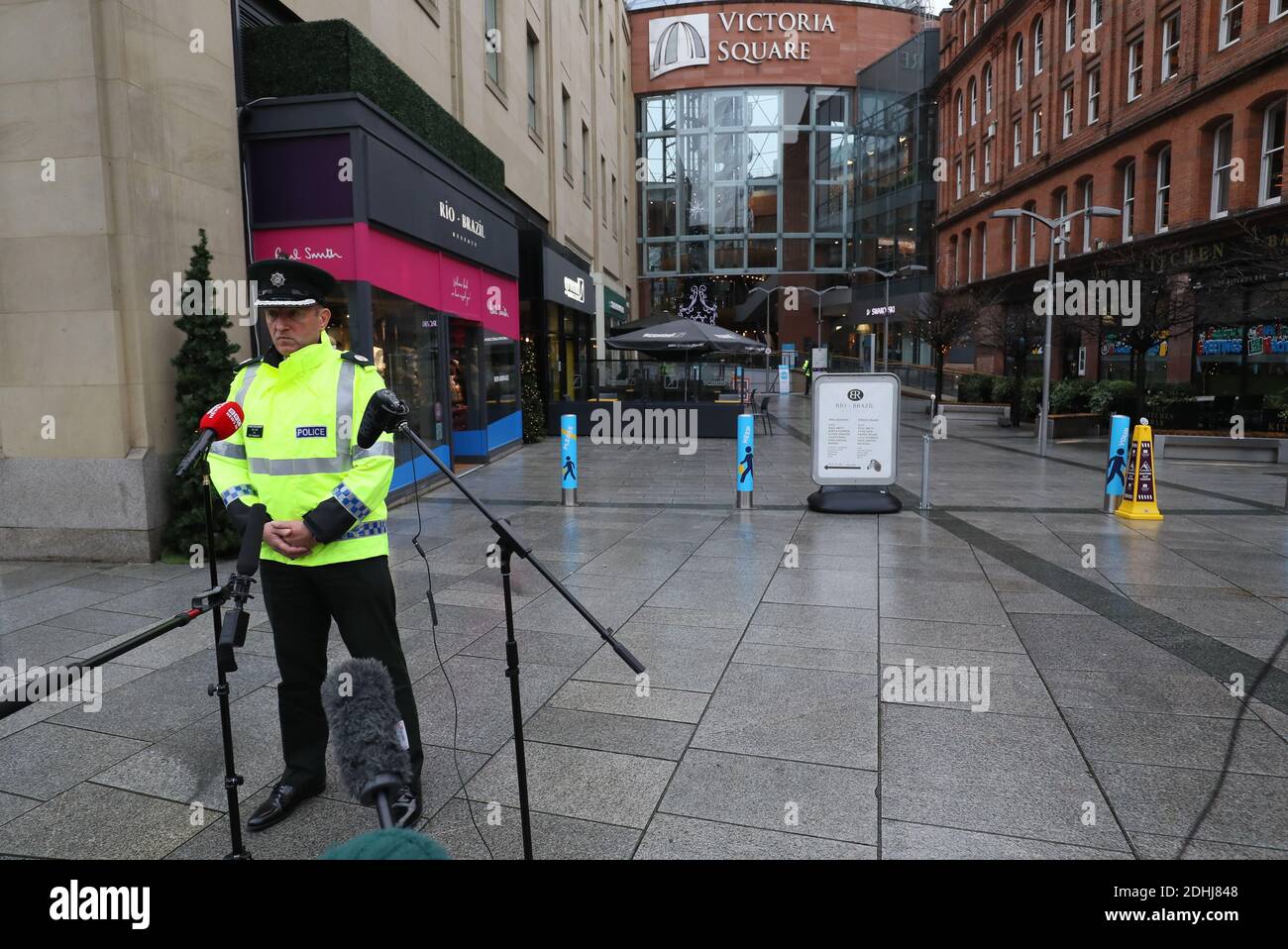 Alan Todd, assistente capo di PSNI a Belfast, parla ai media di Operation Seasons saluti come le aziende di tutta l'Irlanda del Nord stanno riaprendo le loro porte a seguito di un blocco di due settimane di interruzione di circuito, finalizzato a arginare la diffusione del coronavirus. Foto Stock