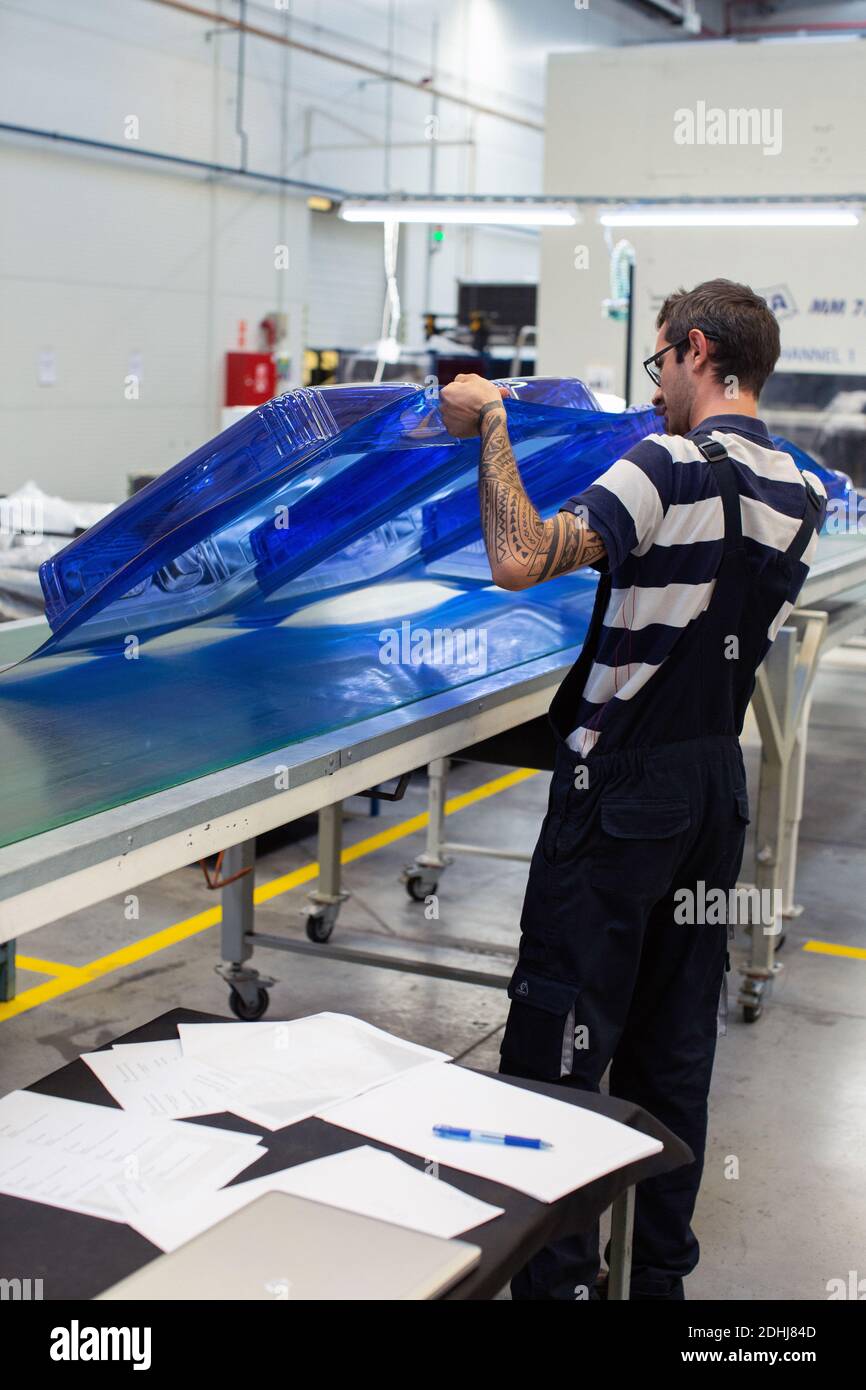 Lavoratore maschile a Samsonite nuovo stabilimento di assemblaggio a Szekszárd, vicino alla capitale ungherese, Budapest. Foto Stock