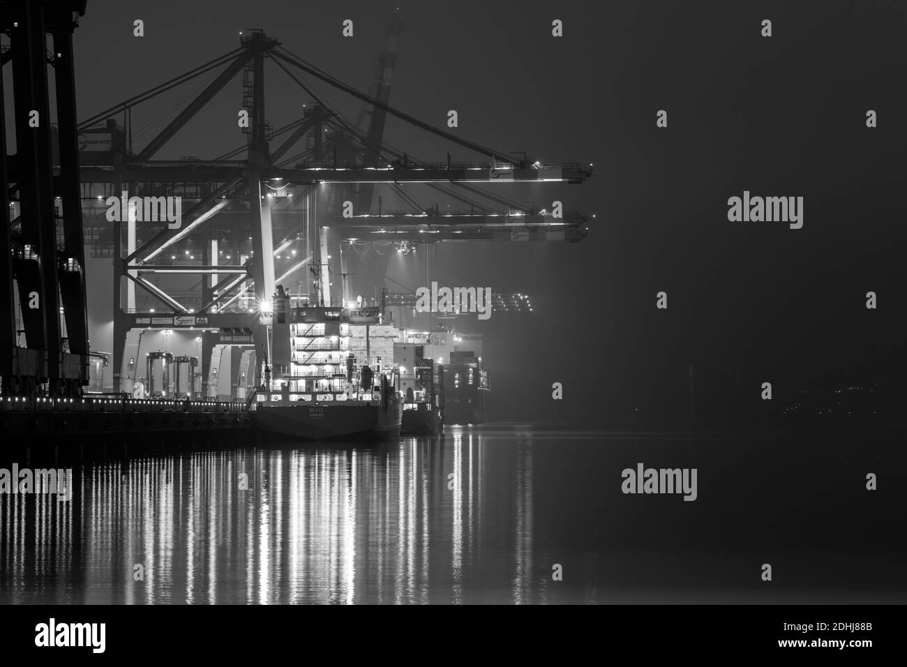 Mistiche scene serali al porto di Amburgo, avvolto nella nebbia e anticipazione di avventure e viaggi a venire... Foto Stock