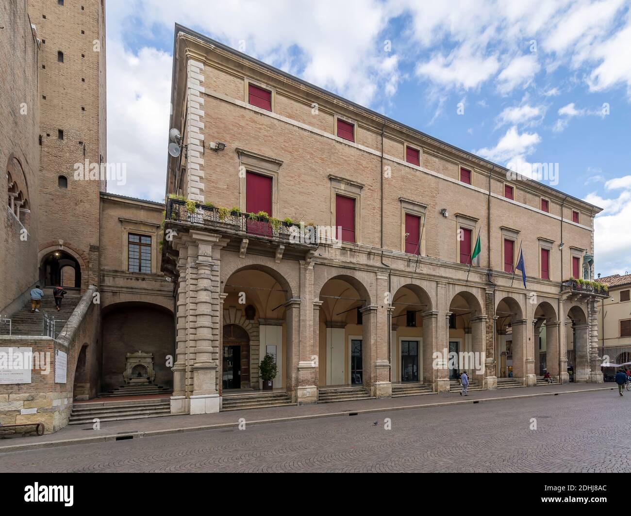 L'antico Palazzo Garampi in Piazza Cavour, sede del comune di Rimini, in un momento di tranquillità Foto Stock