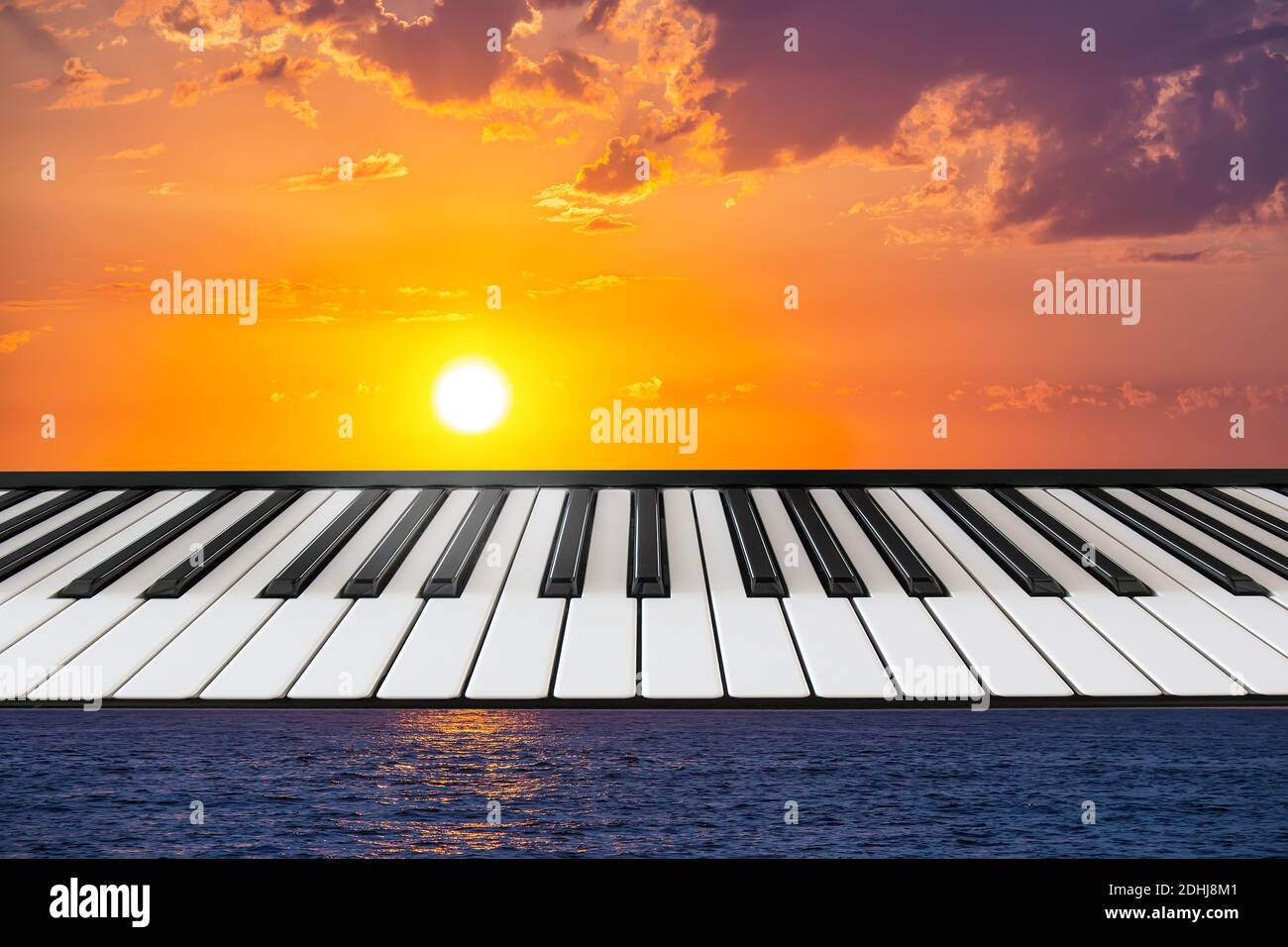 Composizione di tastiera a piano su sfondo marino con un sole che tramonta. Concetto di musica, natura, creazione, unità di musica e natura. Foto Stock