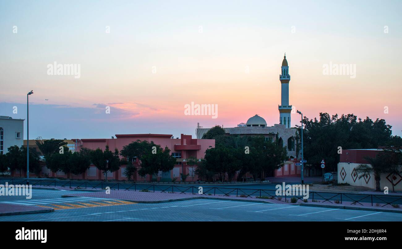 Alba spettacolare in uno dei quartieri di Dubai. EMIRATI ARABI UNITI. Foto Stock