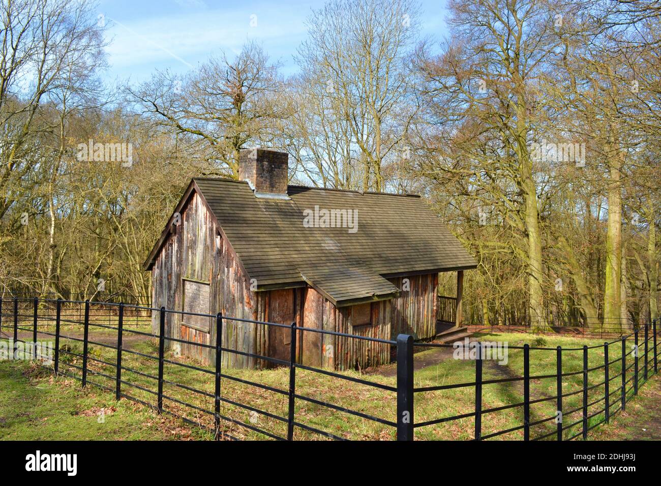 Replica di una casetta di caccia vittoriana che brucia nel 1989. Ashridge Estate, Hertfordshire, Regno Unito Foto Stock