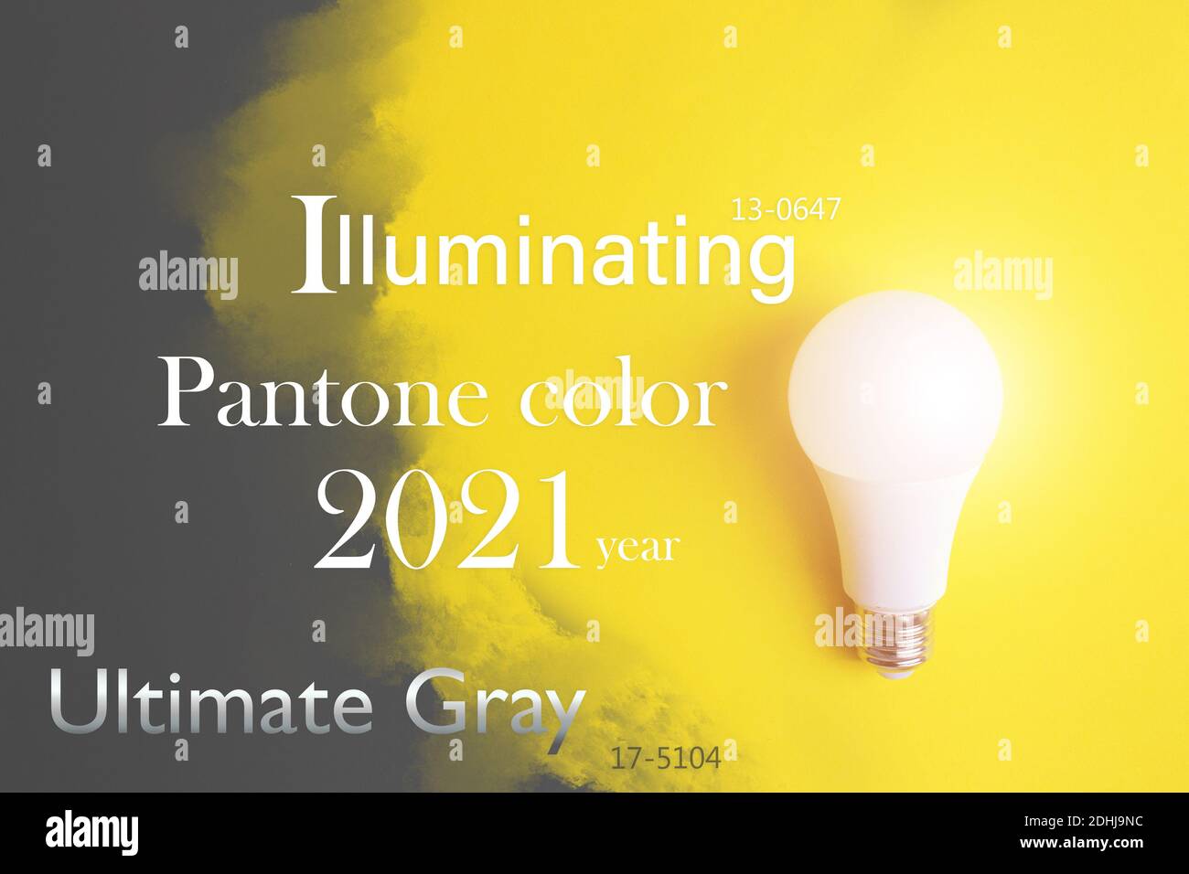 Pantone Color of the Year 2021. Lampadina incandescente su sfondo giallo grigio. Idea, innovazione, concetto di creatività, modello di design. Tendenza colore. Illuminati Foto Stock