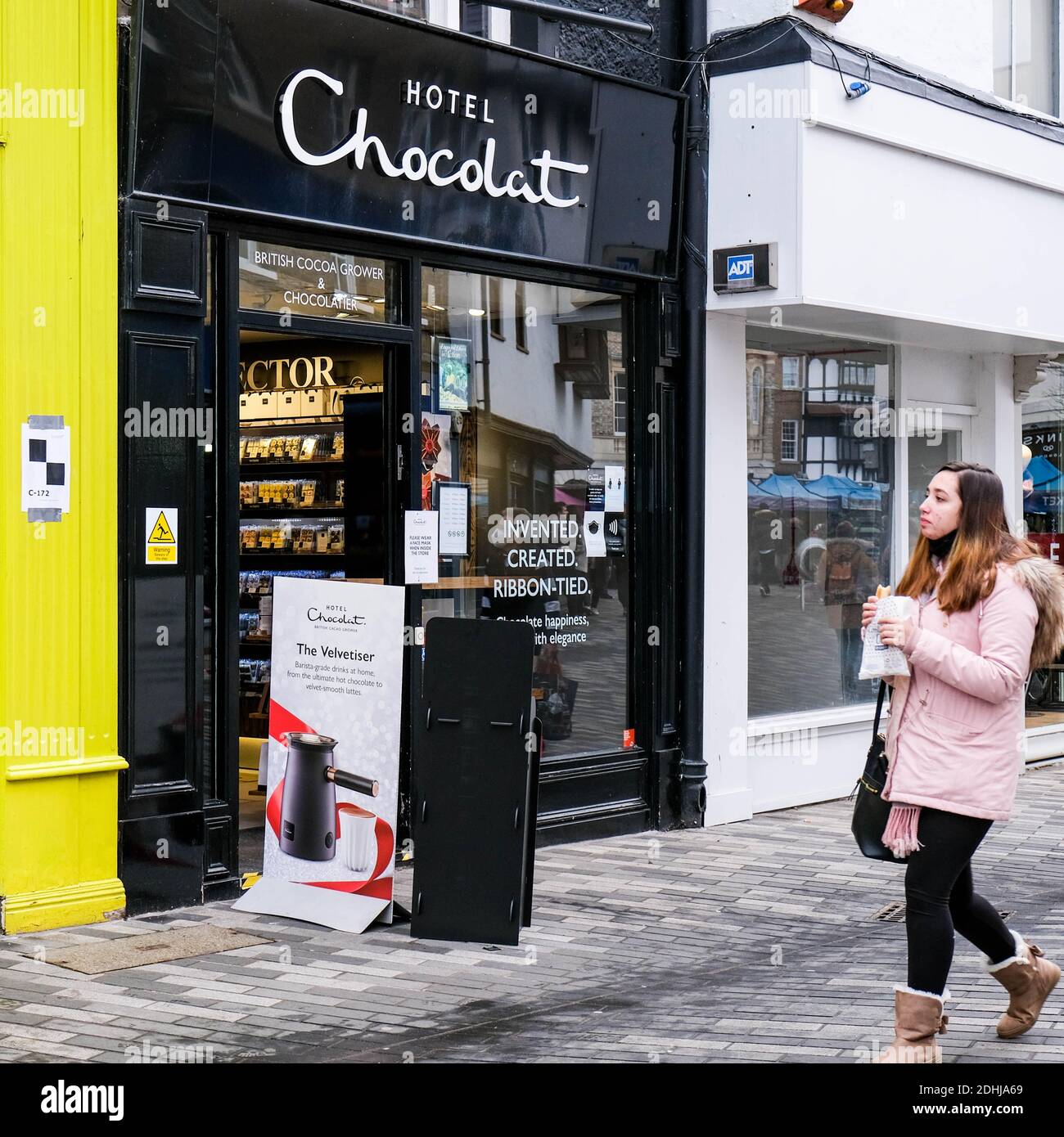 Kingston London UK, dicembre 09 2020, Young Woman Shopper passerete accanto A UN Hotel Chocolat Sweet Shop Foto Stock