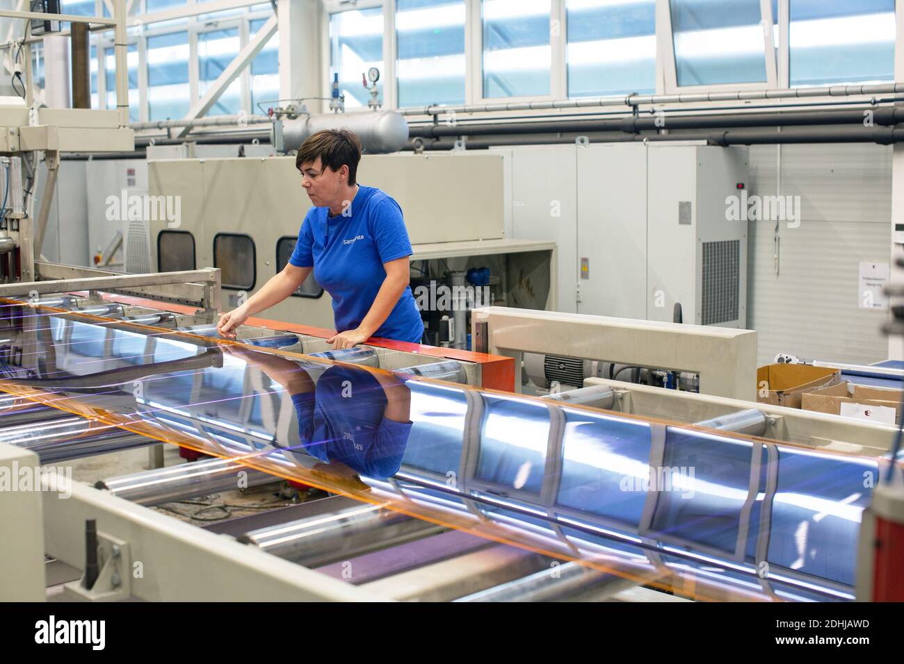 Lavoratrice operatrice di macchinari a Samsonite nuovo stabilimento di assemblaggio a Szekszárd, vicino alla capitale ungherese, Budapest. Foto Stock