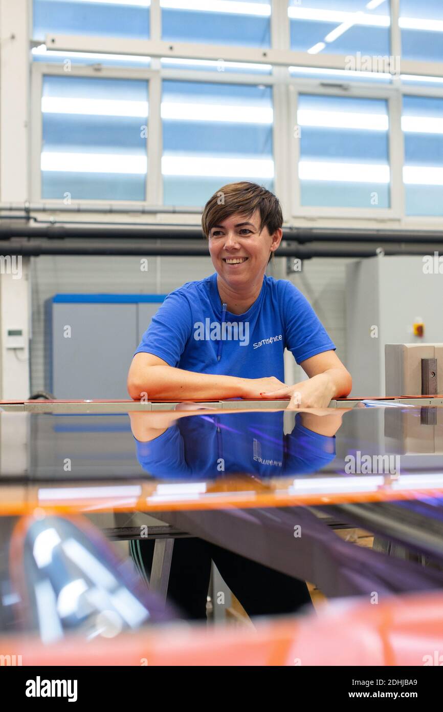 Lavoratrice operatrice di macchinari a Samsonite nuovo stabilimento di assemblaggio a Szekszárd, vicino alla capitale ungherese, Budapest. Foto Stock
