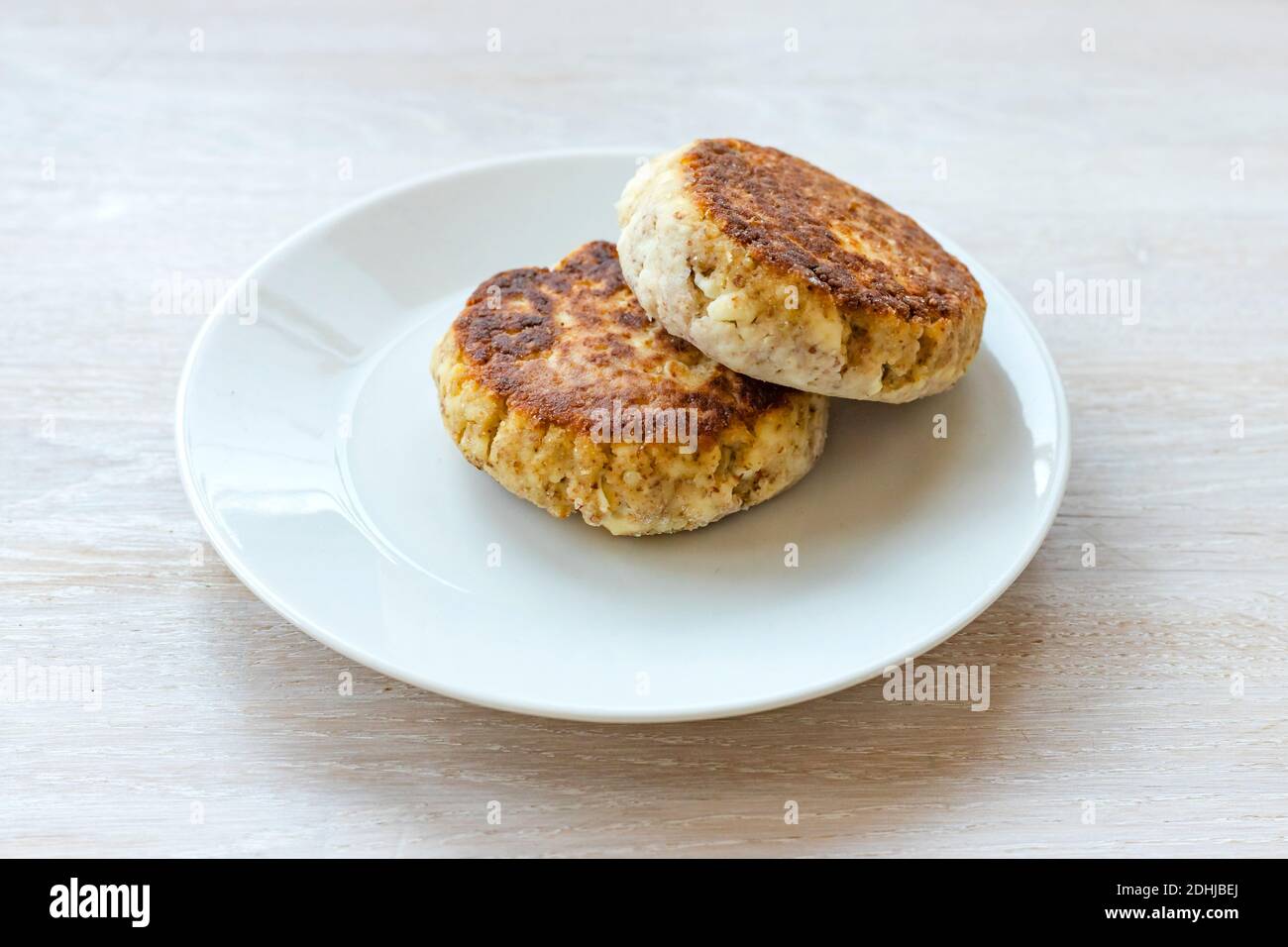 Pancake caserecci di formaggio scirniki stack sul piatto su sfondo bianco tavolo Foto Stock