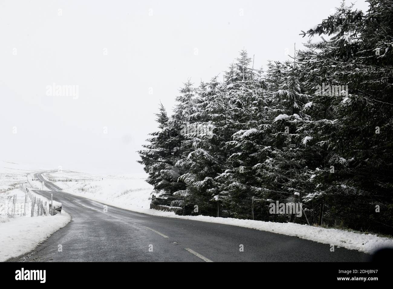 Nella foto è raffigurata una scena innevata nello Yorkshire Dales sopra Hawes. Tempo neve neve neve neve neve inverno nevicata Foto Stock