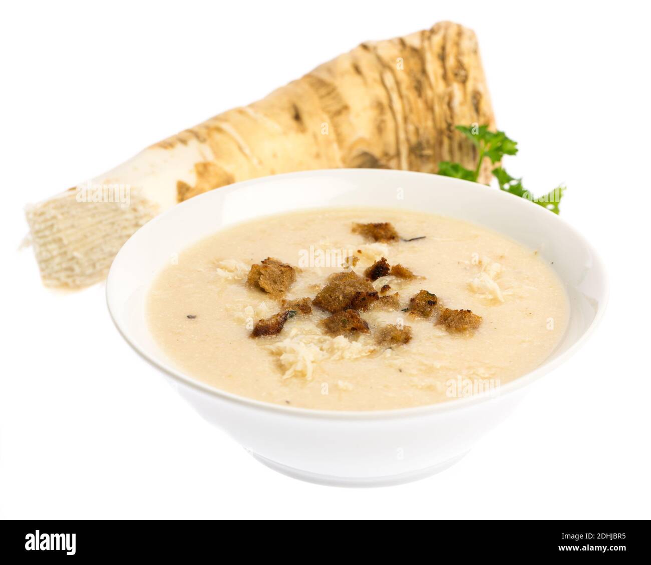 Zuppa di rafano con rafano isolato su sfondo bianco Foto Stock