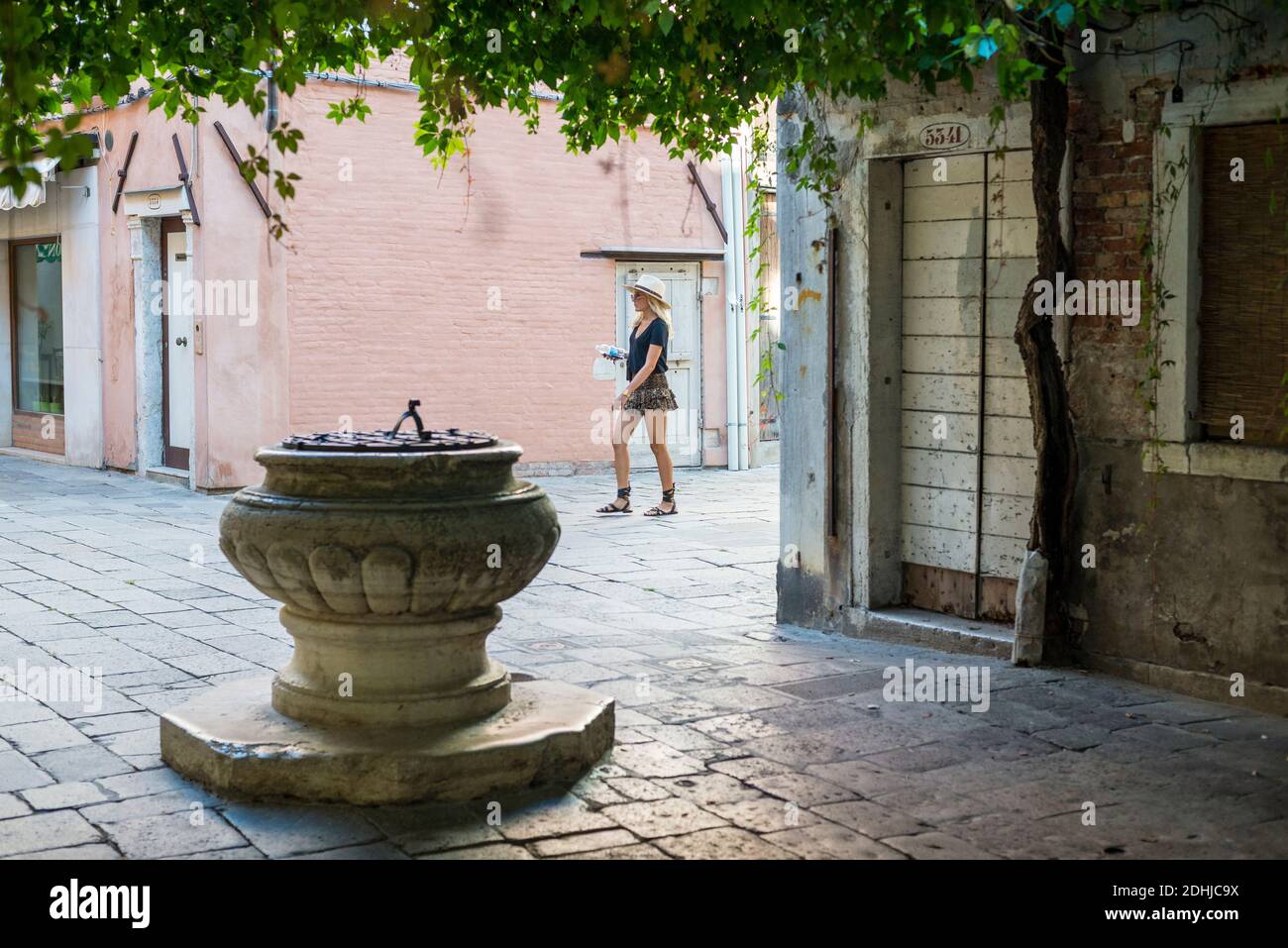 Una donna solita che si aggira intorno al solito sovraffollato Vie di Venezia Foto Stock