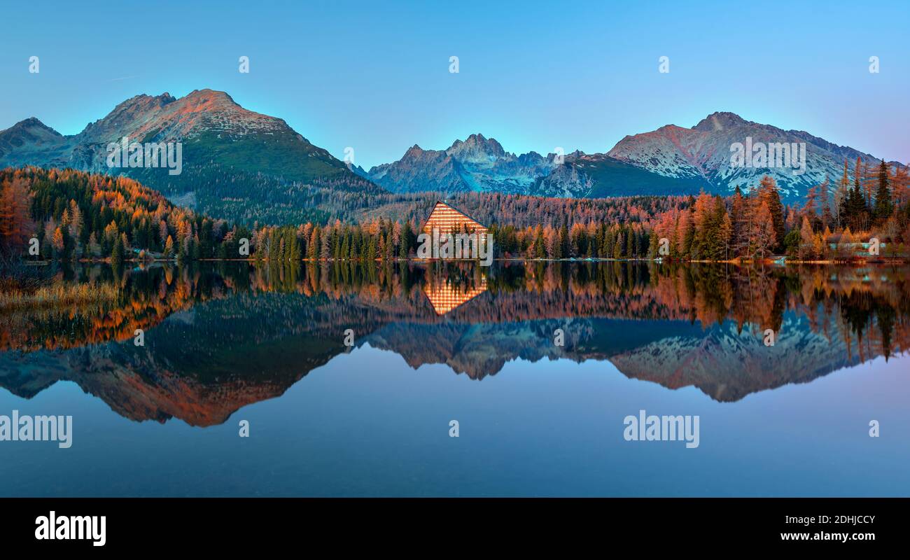 Lago di montagna il villaggio di Strbske Pleso nel Parco Nazionale Monti Tatra, Slovacchia, Europa Foto Stock