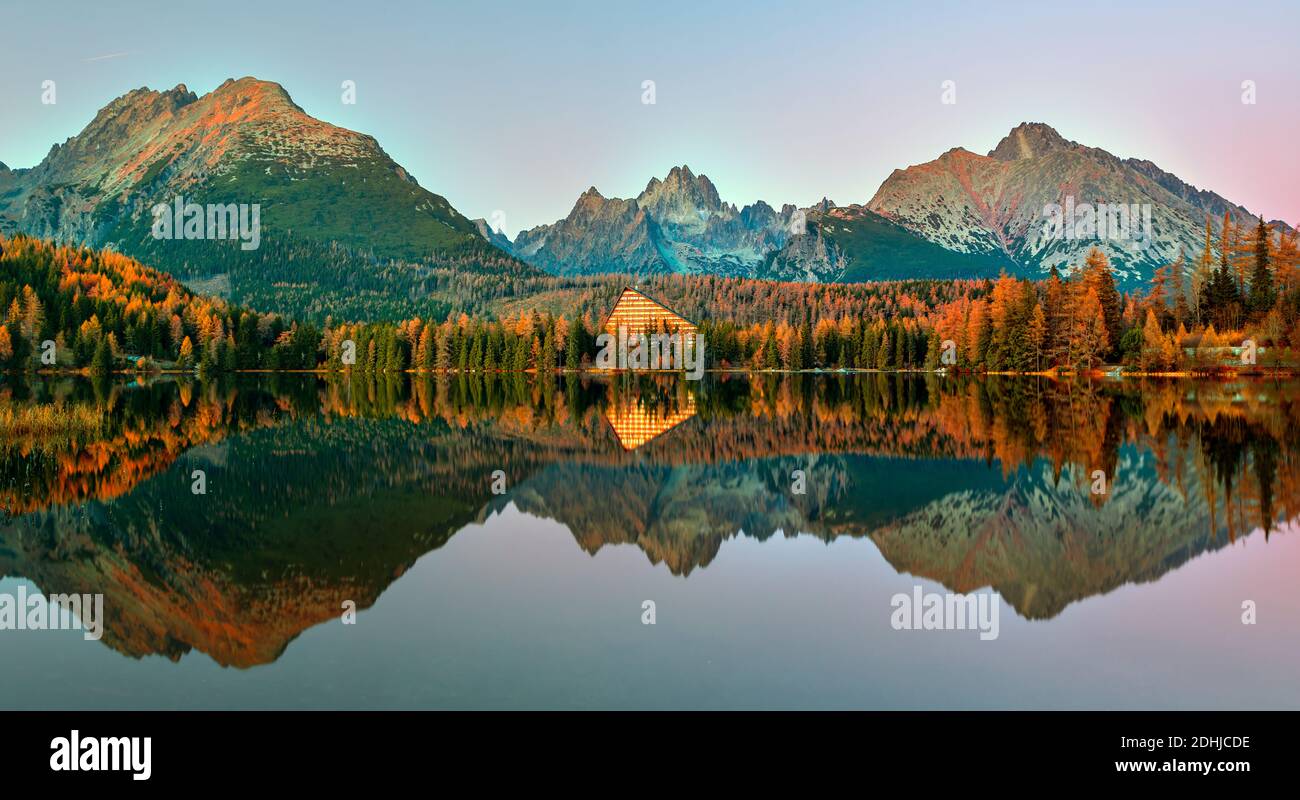 Lago di montagna il villaggio di Strbske Pleso nel Parco Nazionale Monti Tatra, Slovacchia, Europa Foto Stock